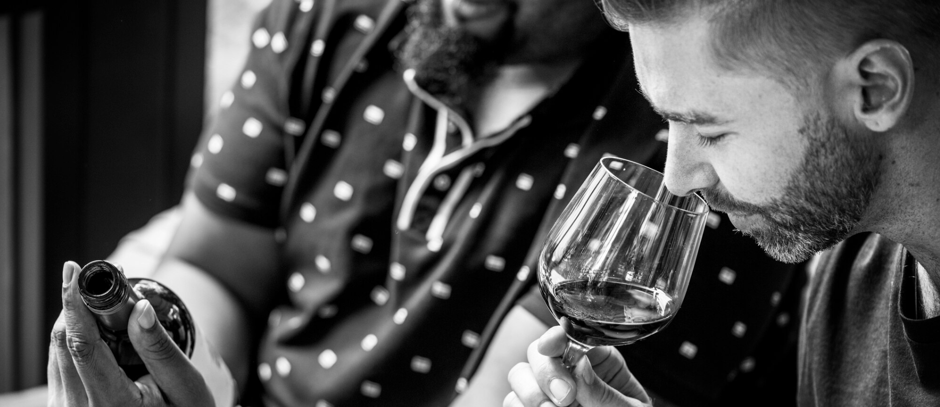degustation de vin en noir et blanc